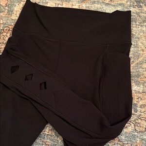 Athleta Black Salutation Stash Pocket II cut out Leggings Sz M